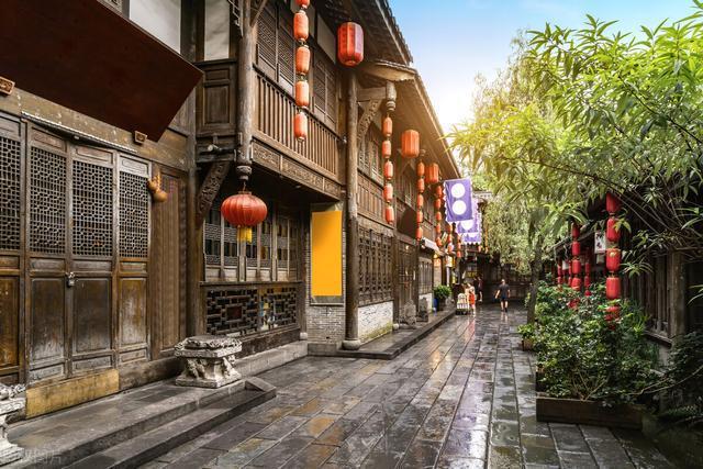 老人乘坐扶梯时不慎摔倒，拼尽全力用身体死死撑住老人的小姐姐，获见义勇为奖励